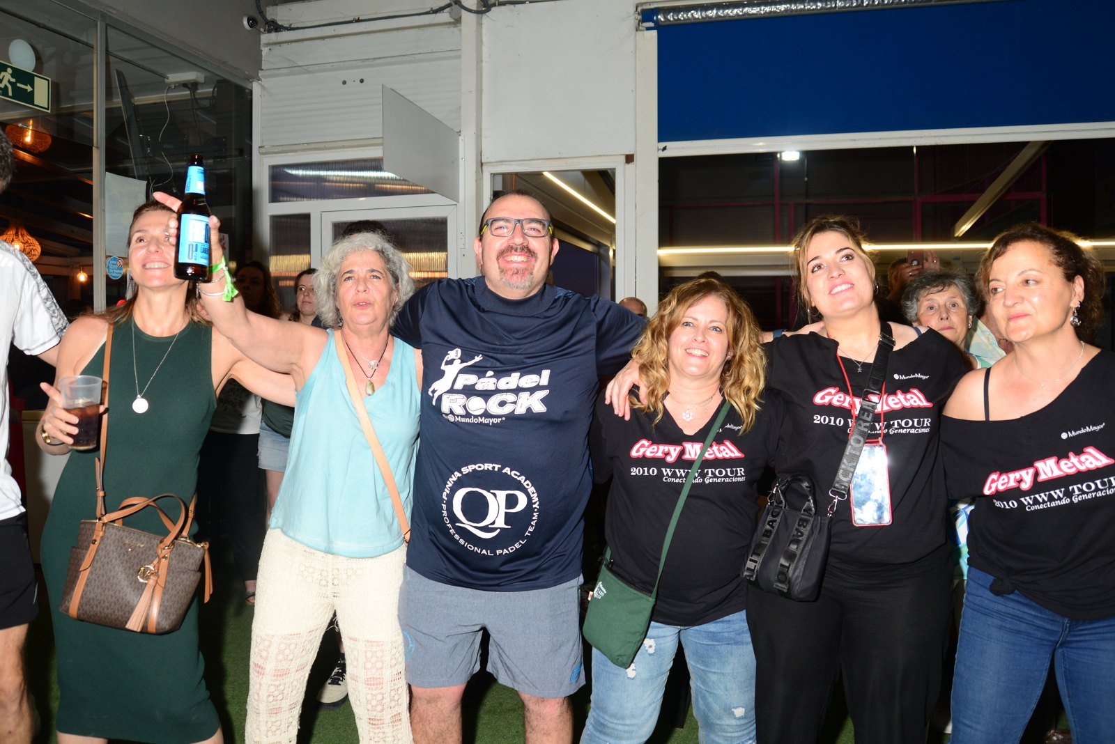 Entre amigos: momento compartido en Pádel Rock