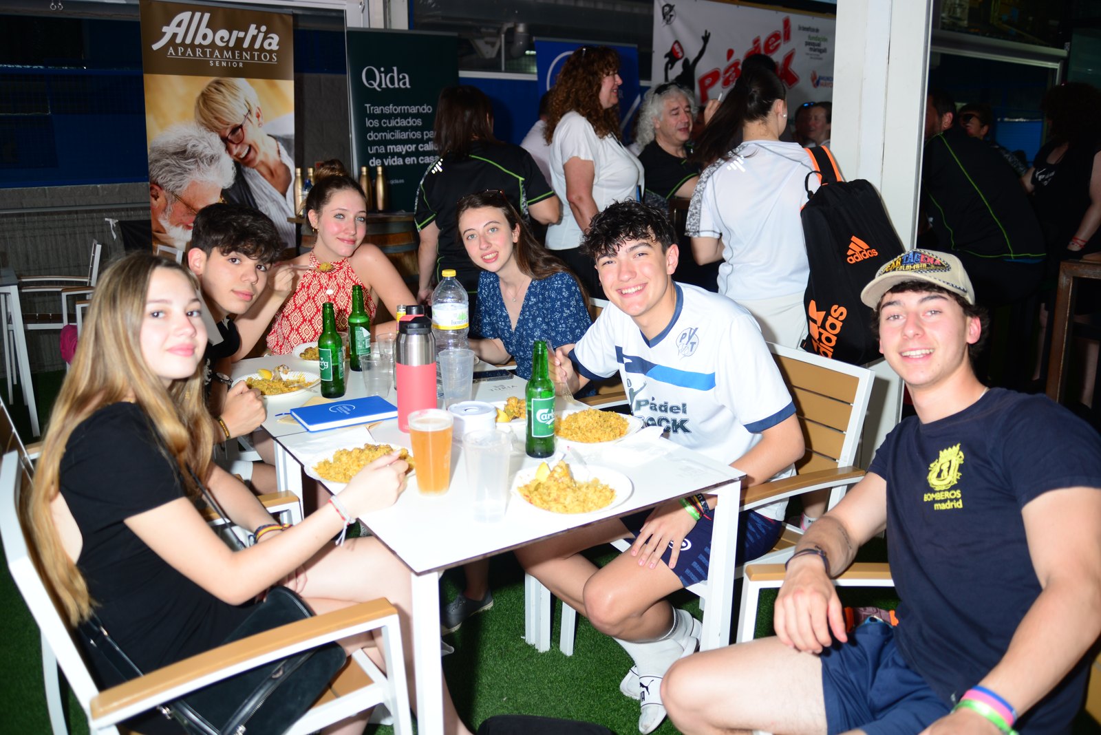 A la mesa: momento compartido en Pádel Rock