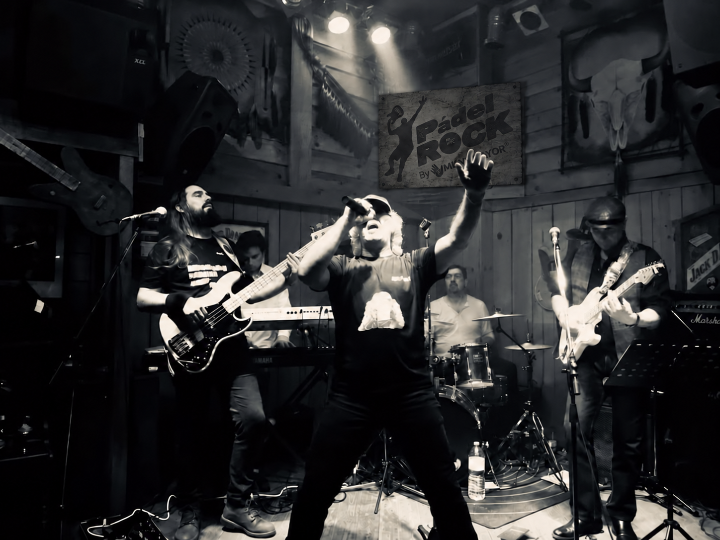 Gery Metal en directo con voz, guitarra, bajo, teclado y batería
